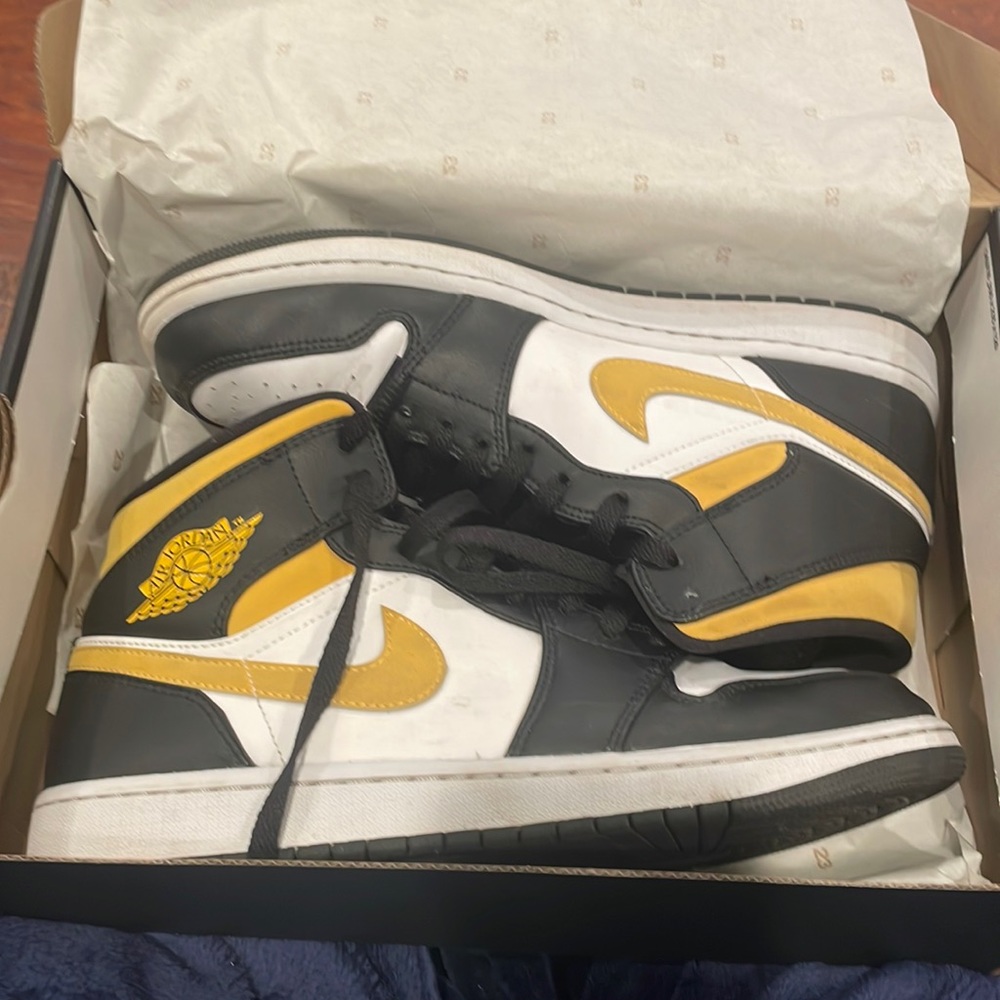 Men’s Air Jordan 1 Mid Size 10.5